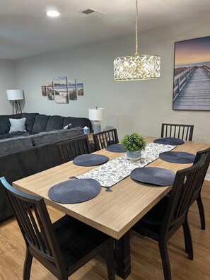 Dining - Charming 2-bedroom townhome in lovely Panama City Beach with WiFi, AC (Panama City Beach)