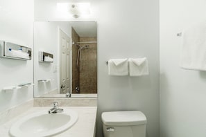 Habitación, 1 cama Queen size, para no fumadores | Baño | Toallas