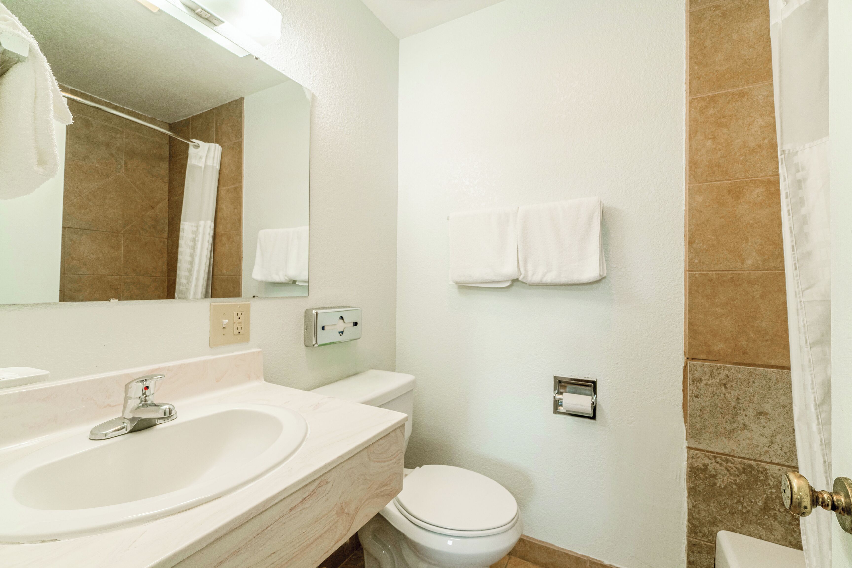 Quarto, 1 cama King, para fumantes | Banheiro | Toalhas de banho 