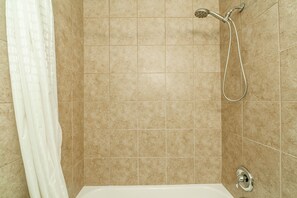 Room, 1 Queen Bed, Non Smoking | Bathroom | Towels - Hotel O Longhorn Boise City OK (Boise City)