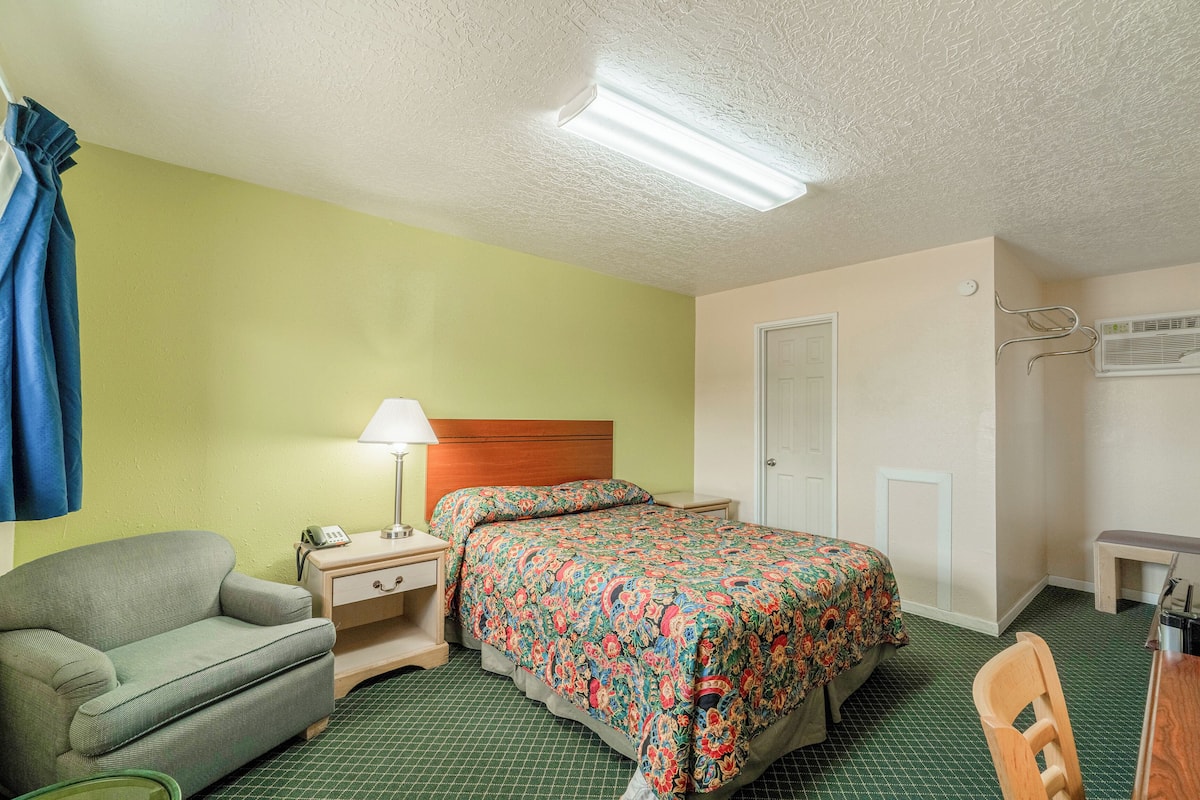 Room, 1 Queen Bed, Non Smoking | Iron/ironing board, free WiFi, bed sheets