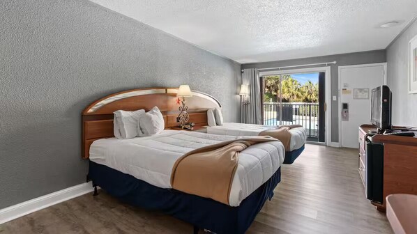2 Queen Beds Water Park View | Free WiFi, bed sheets - Hotel O Sunset Waves Myrtle Beach, Sc (Myrtle Beach)
