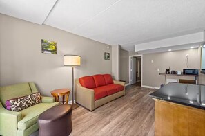 2 Queen Beds + Sofa Bed With Kitchenette Water Park View | Free WiFi, bed sheets