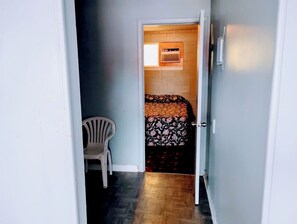 Queen Suite Non - Smoking | 1 kamar tidur dan seprai linen
