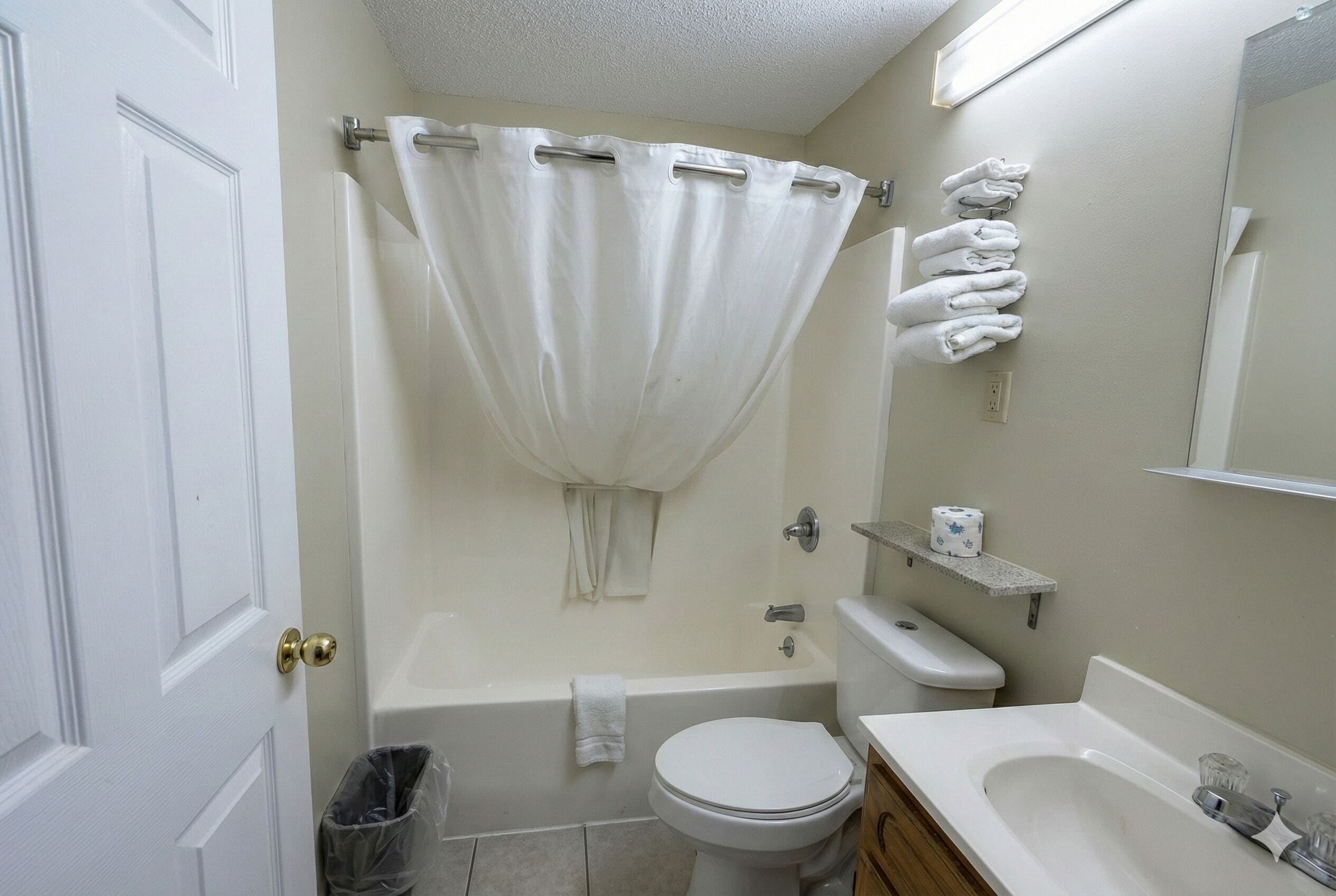 Douche, articles de toilette gratuits, serviettes fournies