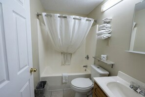 Shower, free toiletries, towels - Hotel O Englewood-South Denver CO (Englewood)