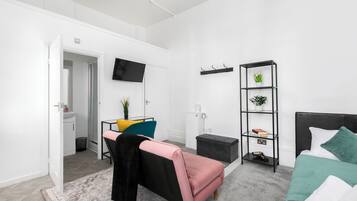 1 غرفة نوم ومكواة/لوح كي وواي فاي وملاءات أسرّة