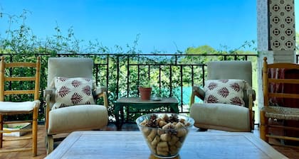 Villa in the mountains with swimming pools, 30 mins to Cuitat Valencia