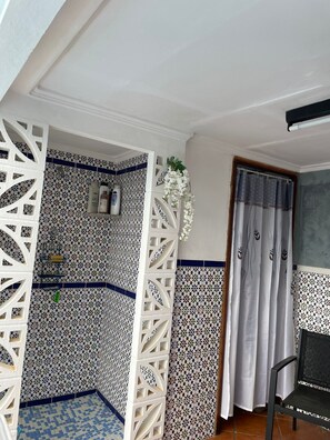 Een douche, een haardroger, een bidet, handdoeken