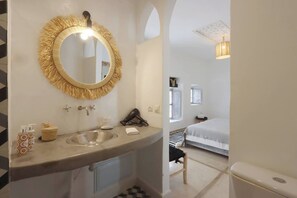 Douche, séchoir à cheveux, serviettes fournies, savon