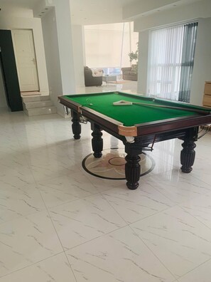 Villa, 4 chambres, balcon, vue sur la ville | Salle de jeux