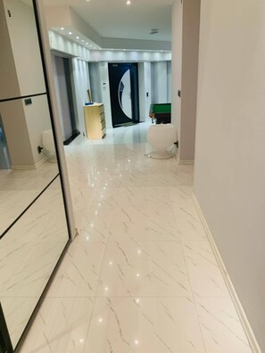 Villa, 4 chambres, balcon, vue sur la ville | Couloir