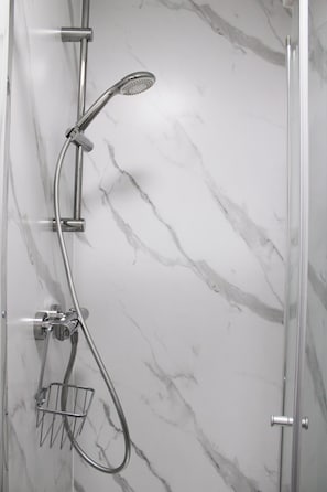 Dusche, Haartrockner, Handtücher, Seife