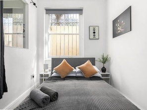 1 habitación, tabla de planchar con plancha, wifi gratis y ropa de cama
