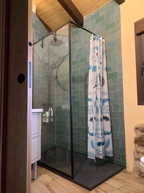 Suihku, hiustenkuivaaja, pyyhkeet, saippua