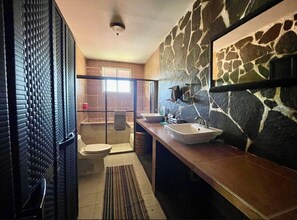 Ducha, jabón y papel higiénico