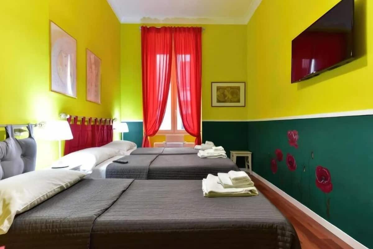 Economy Double Room | Peti besi dalam bilik, meja, ruang kerja komputer riba