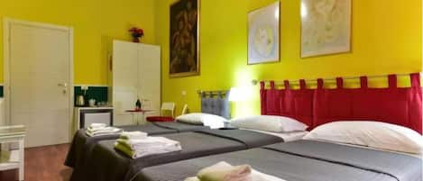 Economy-Doppelzimmer | Zimmersafe, Schreibtisch, laptopgeeigneter Arbeitsplatz