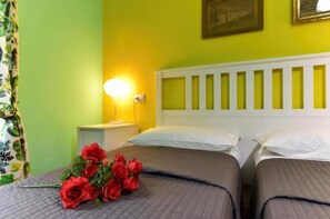 Habitació triple familiar | Caixa forta a l'habitació i escriptori