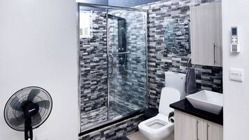 Standard-Apartment, Balkon, Poolblick | Badezimmer | Dusche, Haartrockner, Handtücher, Seife