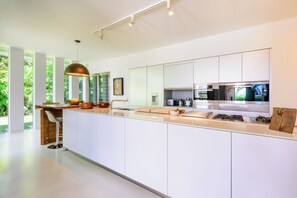 Oven, stovetop, dishwasher - Modern Sea View Villa Benalmadena (Benalmádena)