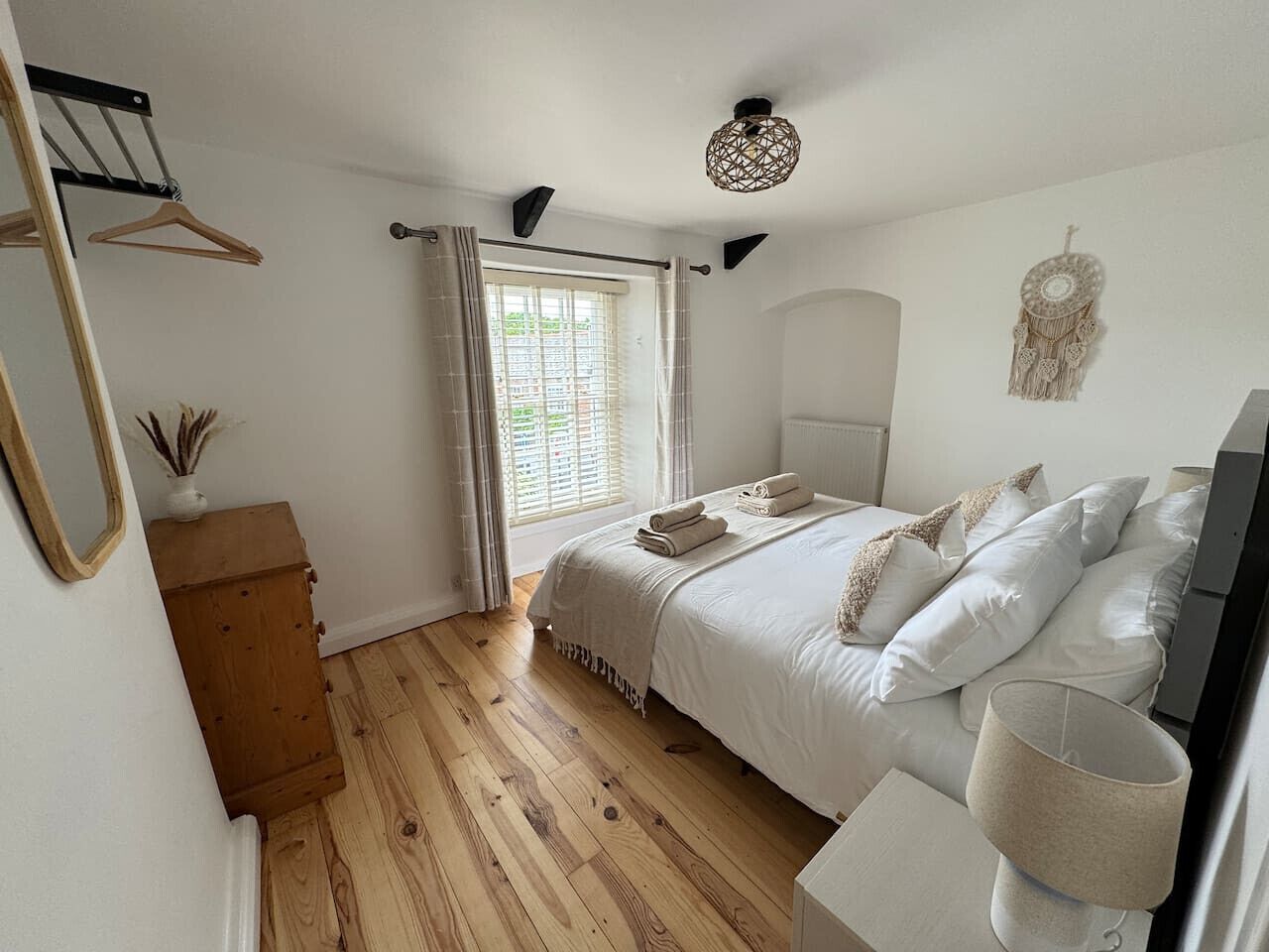 2 habitaciones, tabla de planchar con plancha, wifi y ropa de cama 