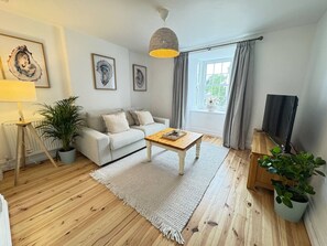 TV - Tree Hill Cottage – Sleeps 4 | Stratton, Bude (Stratton)