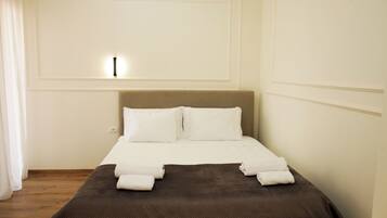 Chambre Quadruple Familiale, balcon, vue ville | Fer et planche à repasser, Wi-Fi gratuit
