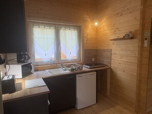 Réfrigérateur, micro-ondes, plaque de cuisson, cafetière/bouilloire