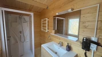 Een douche, een haardroger, handdoeken, zeep