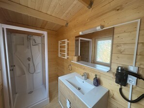 Shower, hair dryer, towels, soap - Gîte Chêne-Pin - Nature & Serenity Chalet at the Oasis des Corbières (Boutenac)