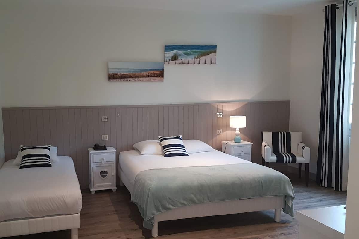 Chambre triple Confort, vue sur le jardin | Coffre-fort, accès au Wi-Fi (inclus)
