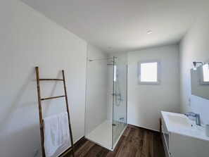 Dusche, Haartrockner, Handtücher