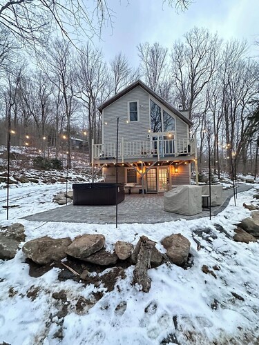 Mountain Paradise 4BR Hot Tub Pool 10min Mt Snow