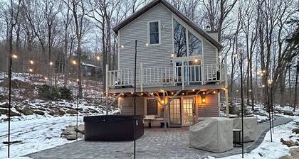 Mountain Paradise 4BR Hot Tub Pool 10min Mt Snow
