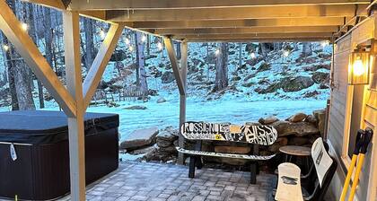 Mountain Paradise 4BR Hot Tub Pool 10min Mt Snow