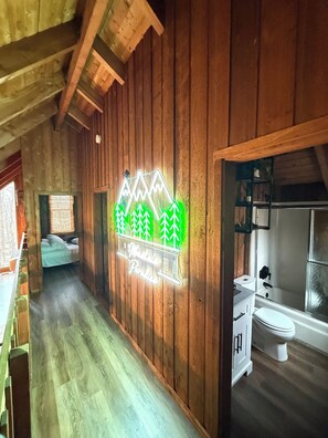 4 slaapkamers, een strijkplank/strijkijzer, gratis wifi, beddengoed