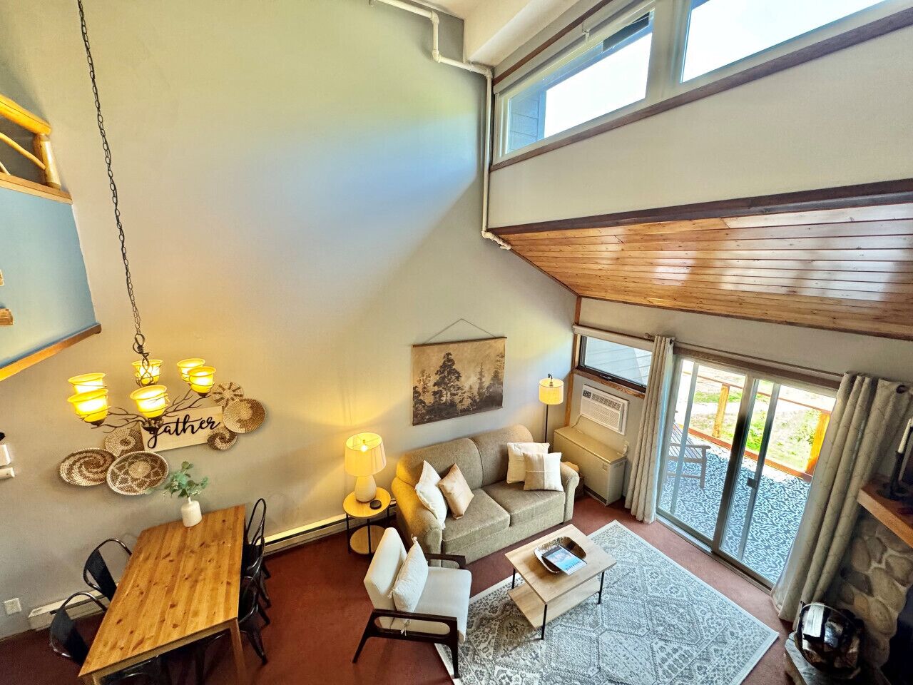 TV connectée, cheminée, table de tennis de table