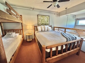 2 slaapkamers, een bureau, een strijkplank/strijkijzer, reisbedje