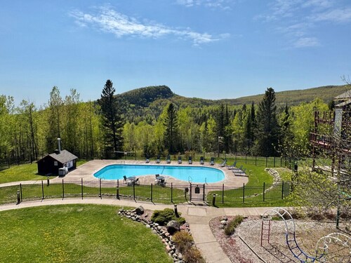 The Oak Cottage Ski in out Pool Hot Tub Views of Lutsen Mtn
