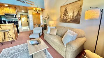 Smart-tv, een open haard en een tafeltennistafel