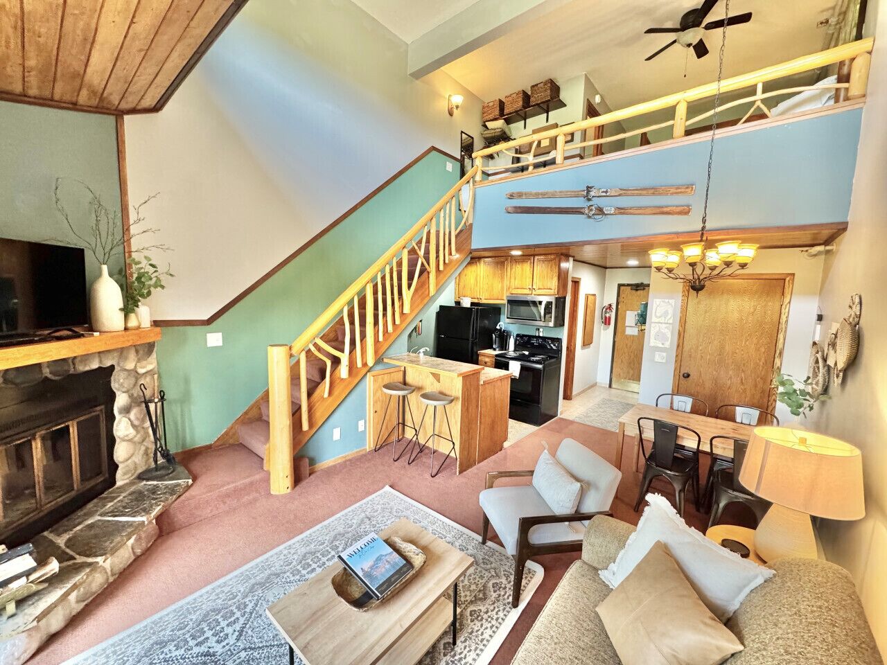 TV connectée, cheminée, table de tennis de table