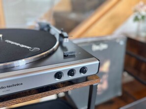 Une platine vinyle dont l’étiquette porte l’inscription « audio-technical ».