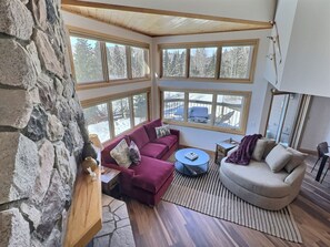 Smart TV, chimenea, mesa de ping pong, biblioteca de música