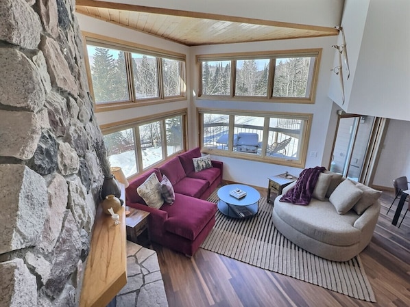 Smart TV, chimenea, tenis de mesa y biblioteca musical 