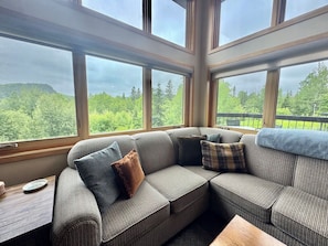 Smart TV, lareira, mesa de pingue-pongue, biblioteca musical