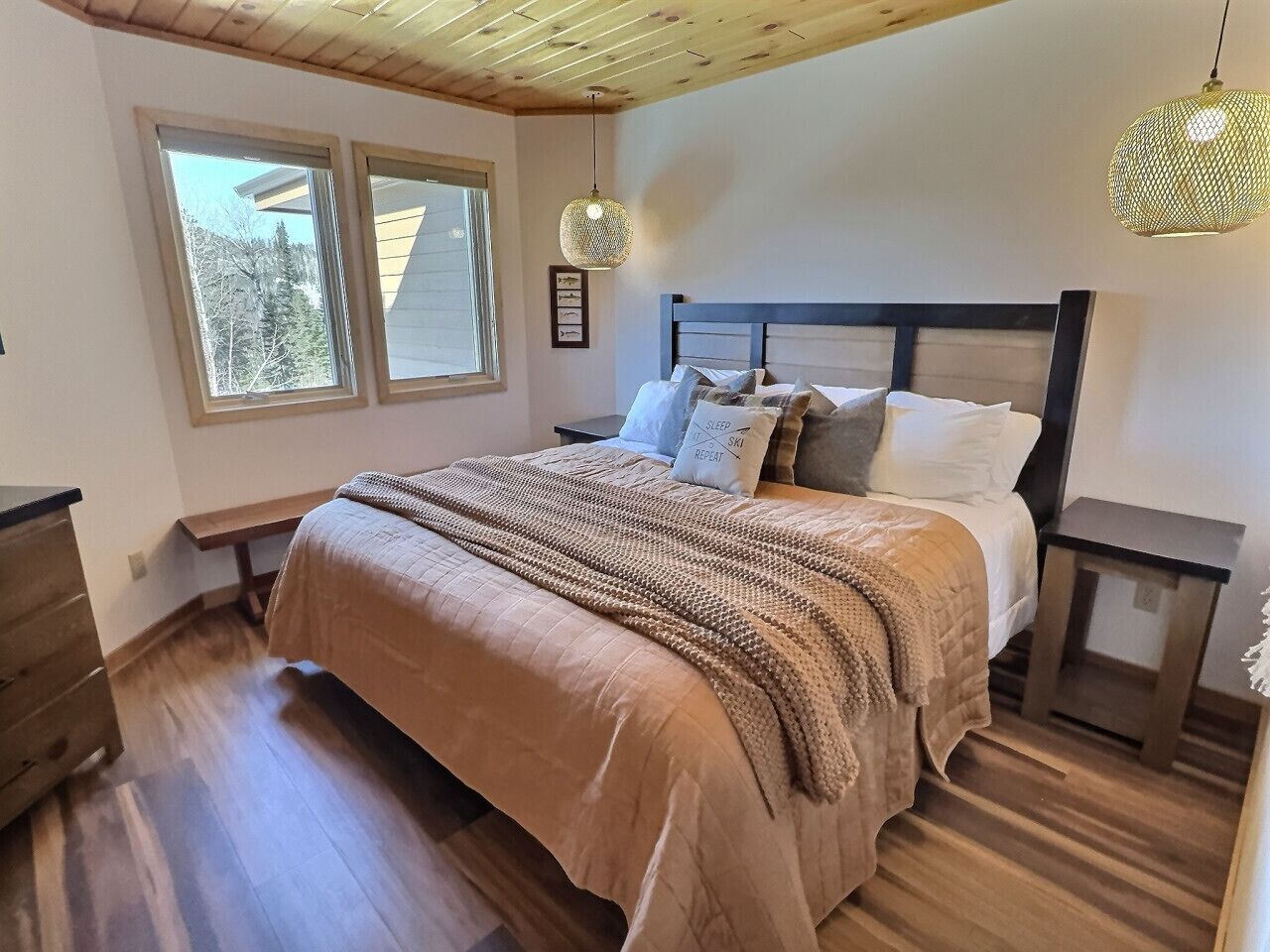 4 bedrooms, desk, iron/ironing board, free WiFi