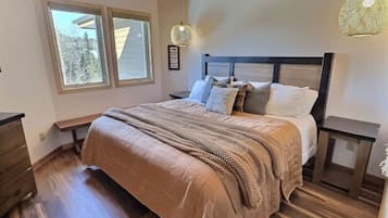 4 bedrooms, desk, iron/ironing board, free WiFi