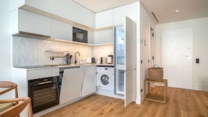 Fridge, microwave, oven, stovetop - EDiTiON 147 - Luxury Beachfront Apt by LovelyStay (Porto)