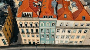 Ein mehrstöckiges Gebäude mit einer Reihe von Balkonen und einer Straße davor.
